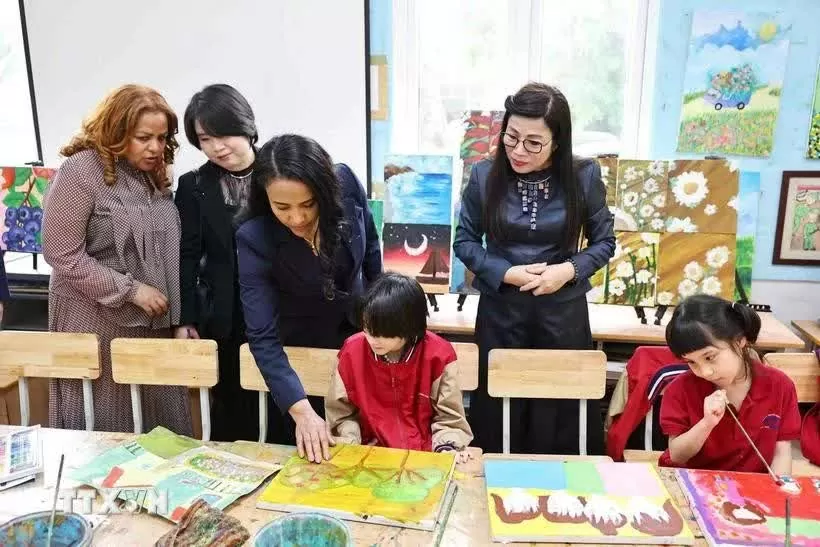 Spouses of Vietnamese, Ethiopian PMs visit Nguyen Dinh Chieu secondary school