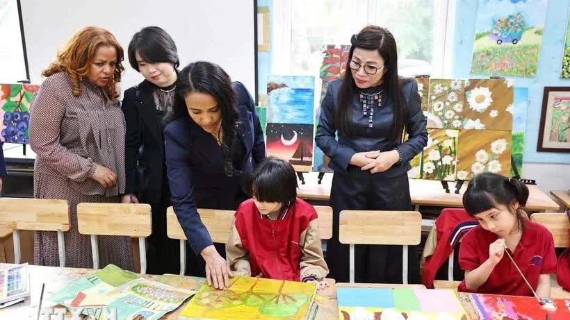Spouses of Vietnamese, Ethiopian Prime Ministers visit Nguyen Dinh Chieu secondary school