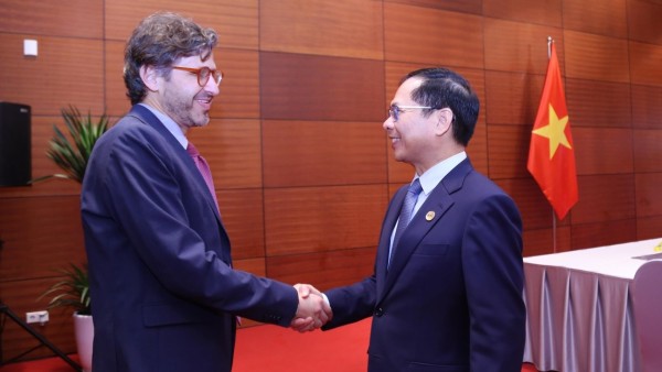 4th P4G Summit: Deputy PM, FM Bui Thanh Son receives Colombian Vice Foreign Minister Mauricio Jaramillo Jassir