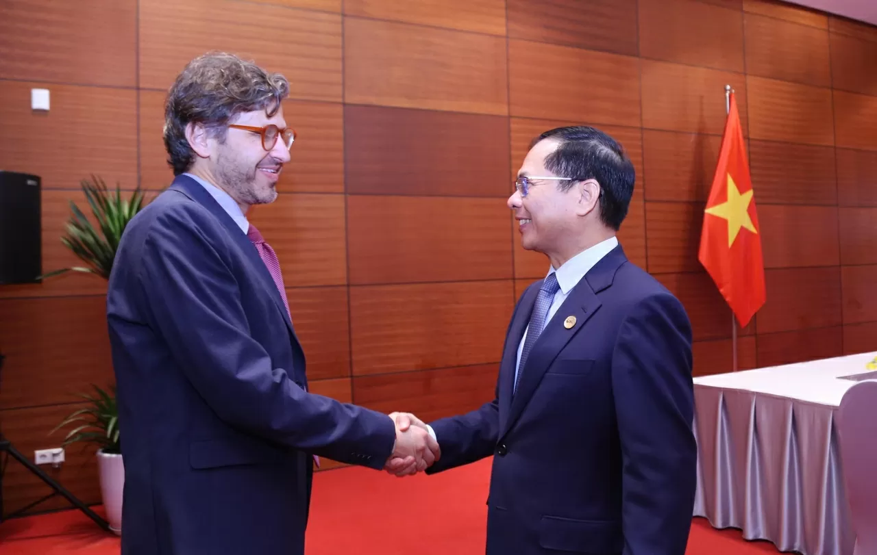 Phó Thủ tướng Bùi Thanh Sơn tiếp Thứ trưởng Ngoại giao Colombia Mauricio Jaramillo Jassir trong khuôn khổ Hội nghị Thượng đỉnh P4G. (Ảnh: Thành Long)