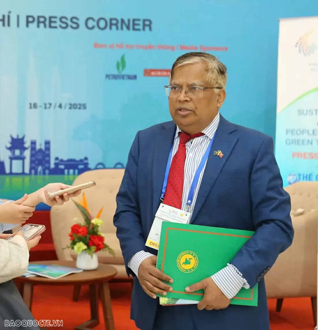 Đại sứ Bangladesh tại Việt Nam Mohammad Lutfor Rahman tin tưởng, đất nước hình chữ S hội tụ đủ mọi điều kiện cần thiết để thúc đẩy chuyển đổi xanh và hoàn toàn có thể trở thành hình mẫu trong nỗ lực chuyển đổi xanh và phát triển bền vững. (Ảnh: Thành Long) Đại sứ Bangladesh tại Việt Nam Mohammad Lutfor Rahman tin tưởng, đất nước hình chữ S hội tụ đủ mọi điều kiện cần thiết để thúc đẩy chuyển đổi xanh và hoàn toàn có thể trở thành hình mẫu trong nỗ lực chuyển đổi xanh và phát triển bền vững. (Ảnh: Thành Long