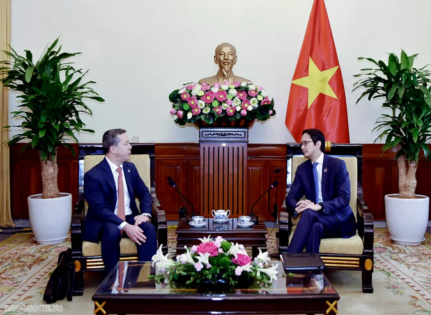 Deputy FM Do Hung Viet receives US Senior Official for East Asia and Pacific Affairs Deputy FM Do Hung Viet receives US Senior Official for East Asia and Pacific Affairs