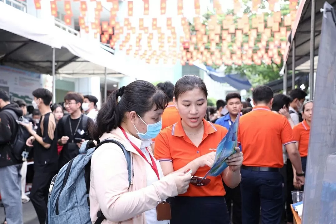 Thousands of vacancies up for grabs at HCM City job fair. (Photo: congly.vn)