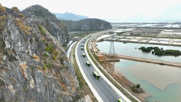 Free e-vehicles service provided for tourists on Cat Ba island
