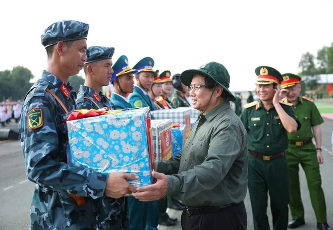 PM Pham Minh Chinh encourages forces ahead of 50th reunification anniversary parade
