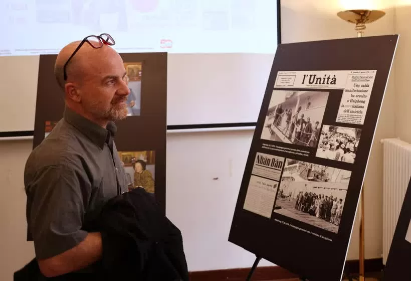 A visitor to the photo exhibition Vietnam’s National Reunification Day marked in Italy