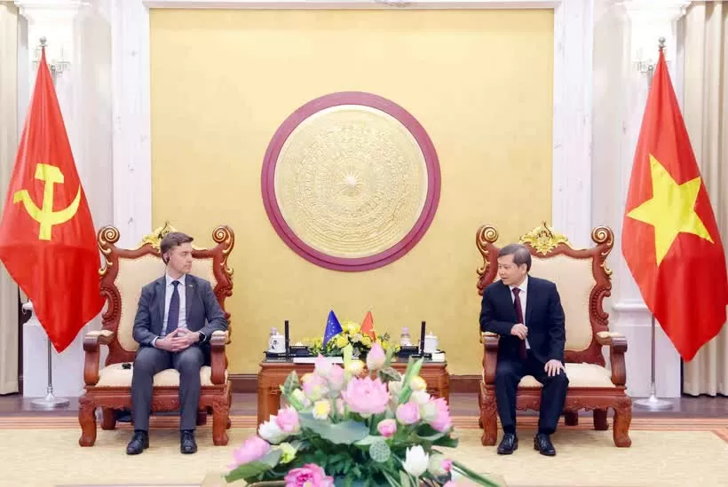 Chief Justice of the Supreme People's Court of Vietnam Le Minh Tri (right) receives EU Ambassador to Vietnam Julien Guerrier on April 18. (Photo: VNA) Chief Justice of the Supreme People's Court of Vietnam Le Minh Tri (right) receives EU Ambassador to Vietnam Julien Guerrier on April 18. (Photo: VNA)