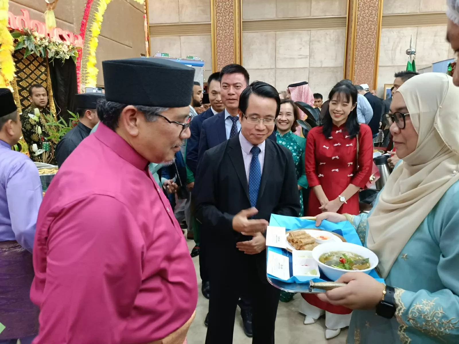 Đại sứ Trần Anh Vũ giới thiệu về món phở và nem với Bộ trưởng Dato Erywan Đại sứ Trần Anh Vũ giới thiệu về món phở và nem với Bộ trưởng Dato Erywan