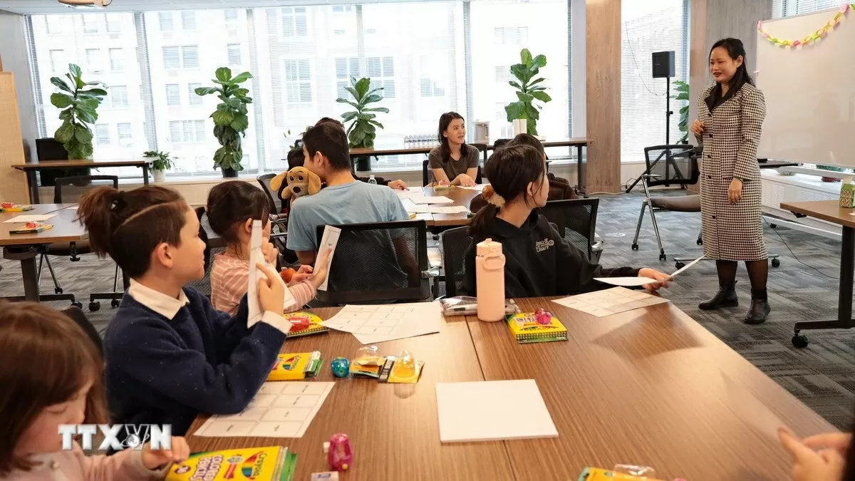 Vietnamese American individuals spread Vietnamese language, images