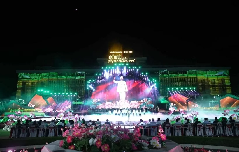 Party General Secretary To Lam attends grand art performance celebrating national reunification Party General Secretary To Lam attends grand art performance celebrating national reunification