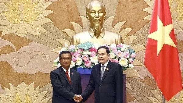 NA Chairman Tran Thanh Man receives Lao legislature delegation