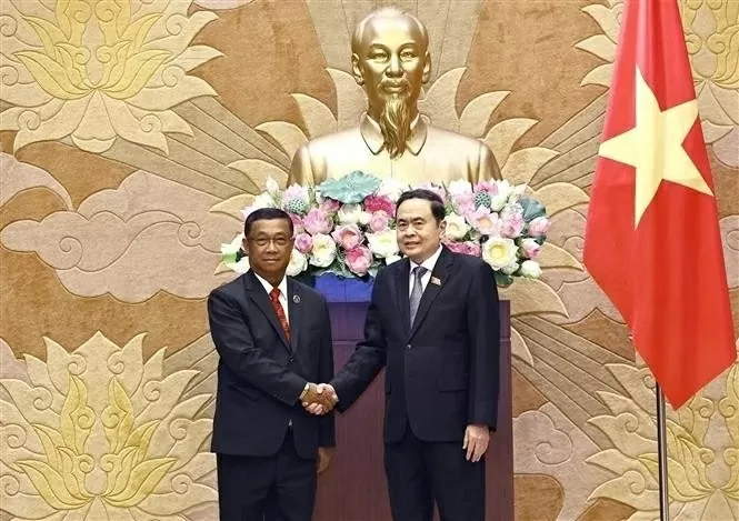NA Chairman Tran Thanh Man receives Lao legislature delegation