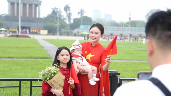 Hanoians joyfully take to the streets to celebrate the Reunification and Labour Day holiday