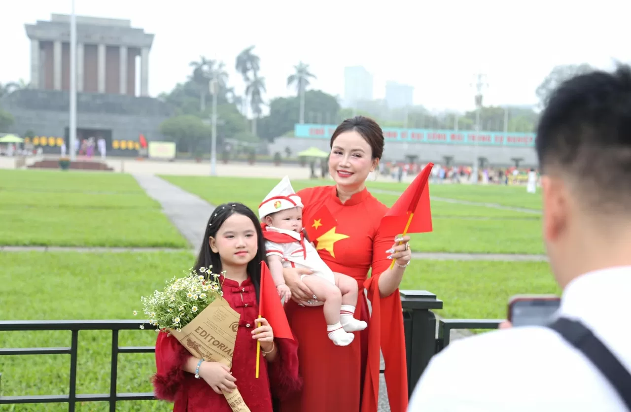 Nhiều gia đình cho biết họ phải đặt riêng những bộ áo dài được may từ tận Thành phố Hồ Chí Minh trước đó 1 tháng để có những bức ảnh tuyệt đẹp tại Quảng trường Ba Đình. (Ảnh: Thành Long) Nhiều gia đình cho biết họ phải đặt riêng những bộ áo dài được may từ tận Thành phố Hồ Chí Minh trước đó 1 tháng để có những bức ảnh tuyệt đẹp tại Quảng trường Ba Đình. (Ảnh: Thành Long)