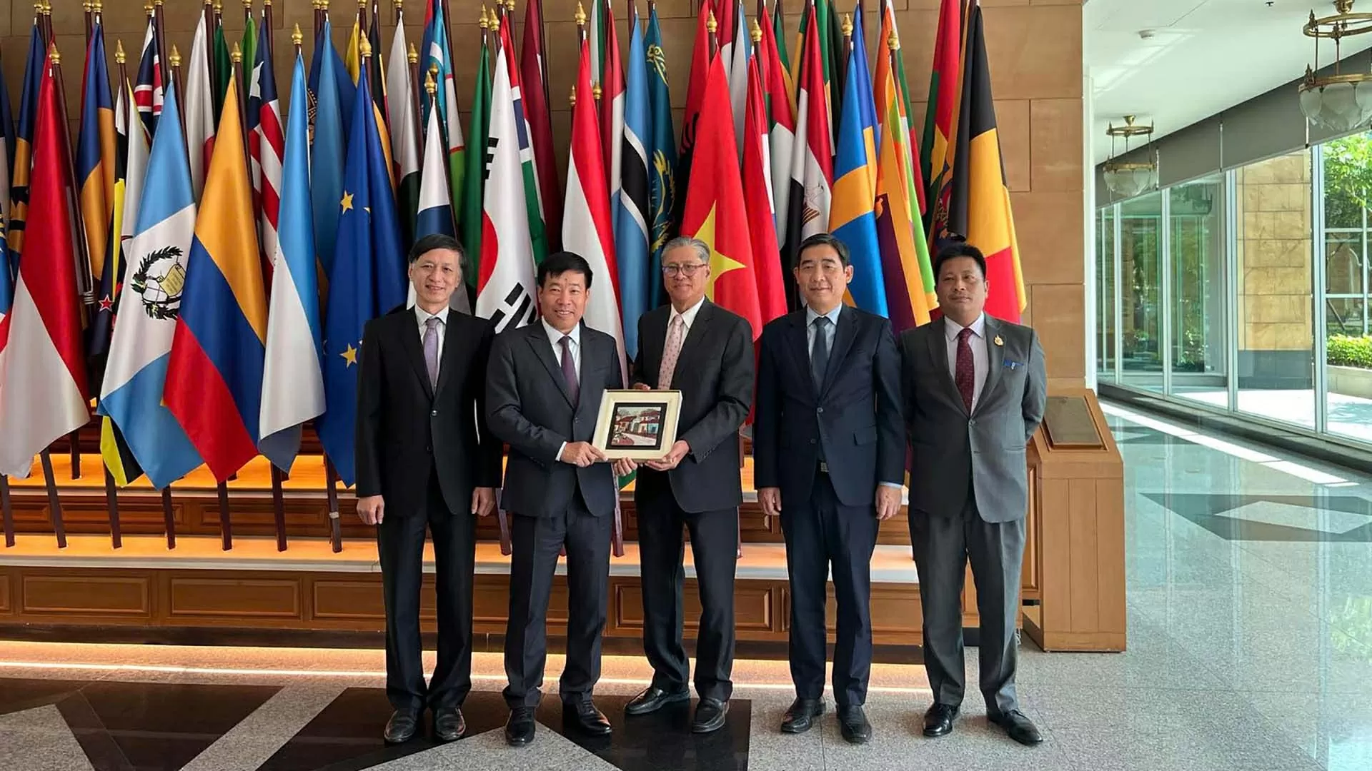 Thứ trưởng Ngoại giao Nguyễn Mạnh Cường và Thứ trưởng Ngoại giao Thái Lan Russ Jalichandra cùng các đại biểu. Thứ trưởng Ngoại giao Nguyễn Mạnh Cường và Thứ trưởng Ngoại giao Thái Lan Russ Jalichandra cùng các đại biểu.