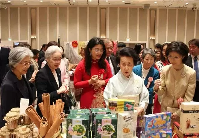 Vietnam's traditional products promoted at charity fair in Japan Vietnam's traditional products promoted at charity fair in Japan