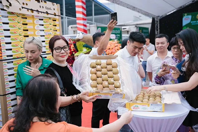Khách hàng và các nhà phân phối tham quan, trải nghiệm sản phẩm Kiwi Zespri tại sự kiện.