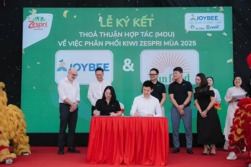 Signing ceremony of cooperation and distribution of Zespri Kiwi products for the 2025 crop between Joybee Fruit Joint Stock Company and partners, agents, distributors, supermarket systems and convenience store chains. Signing ceremony of cooperation and distribution of Zespri Kiwi products for the 2025 crop between Joybee Fruit Joint Stock Company and partners, agents, distributors, supermarket systems and convenience store chains.