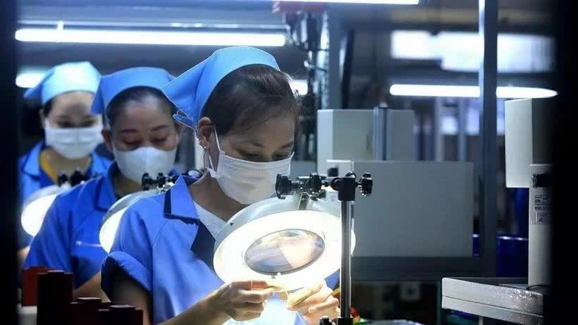 Prime Minister Pham Minh Chinh signed dispatch, giving directions on key measures to boost economic growth