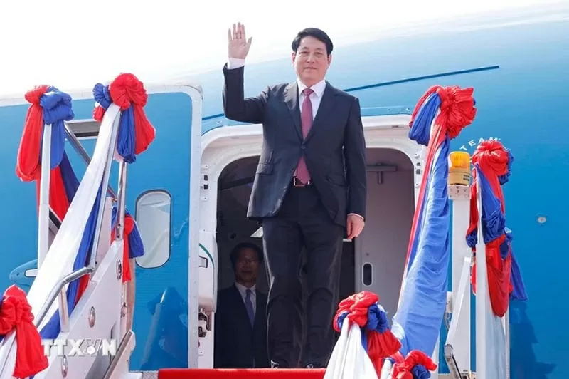 Top Lao leader Thongloun Sisoulith hosts welcome ceremony for President Luong Cuong