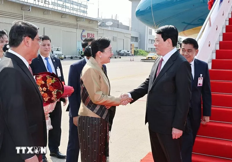 Top Lao leader Thongloun Sisoulith hosts welcome ceremony for President Luong Cuong