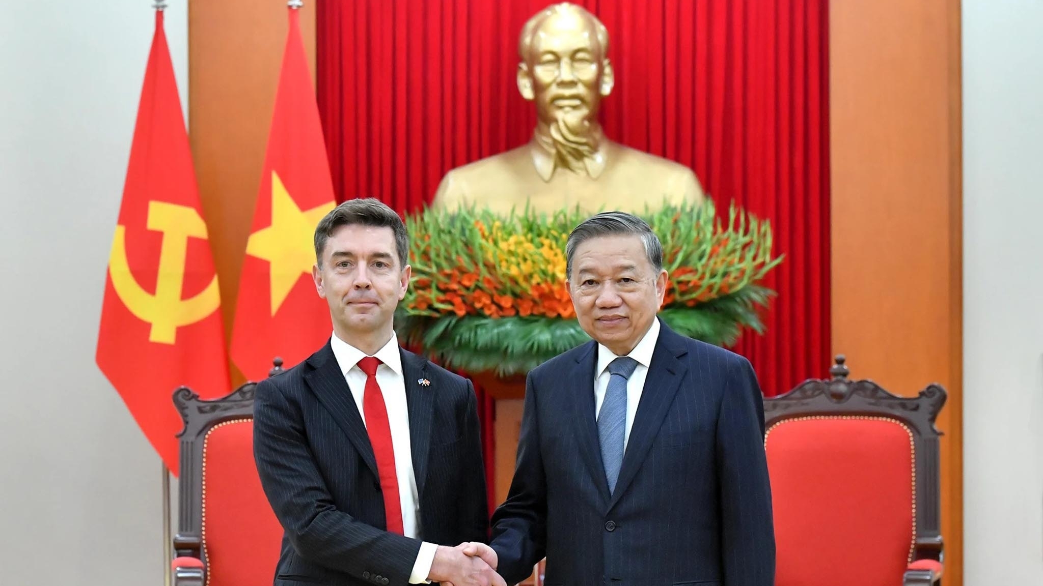 Party General Secretary To Lam receives EU Ambassador to Vietnam Julien Guerrier