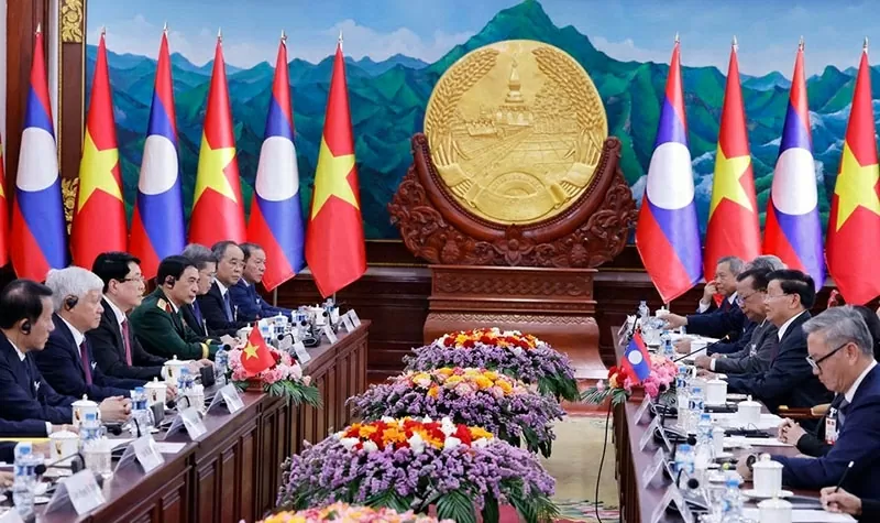 President Luong Cuong holds talks with top Lao leader Thongloun Sisoulith in Vientiane President Luong Cuong holds talks with top Lao leader Thongloun Sisoulith in Vientiane