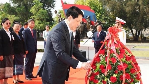 President Luong Cuong offers flowers in tribute to late Lao President
