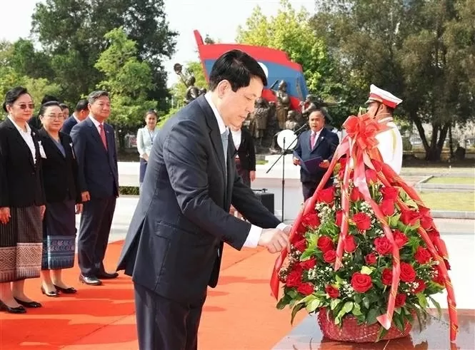 President Luong Cuong offers flowers in tribute to late Lao President