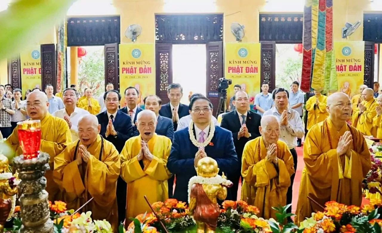 On May 22, 2024, at Quan Su Pagoda in Hanoi, Prime Minister Pham Minh Chinh visited and extended his greetings to the Vietnam Buddhist Sangha on the occasion of Vesak Day, Buddhist Calendar 2568 – Gregorian Calendar 2024. (Source: Ministry of Home Affairs) On May 22, 2024, at Quan Su Pagoda in Hanoi, Prime Minister Pham Minh Chinh visited and extended his greetings to the Vietnam Buddhist Sangha on the occasion of Vesak Day, Buddhist Calendar 2568 – Gregorian Calendar 2024. (Source: Ministry of Home Affairs)