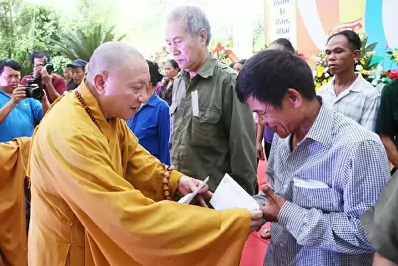 The Vietnam Buddhist Sangha presents gifts to people in difficult circumstances. (Source: People's Army Newspaper)