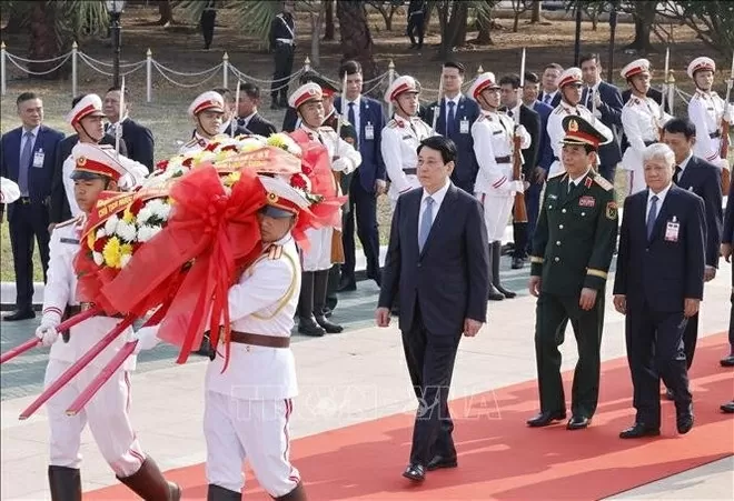 President Luong Cuong offers flowers in tribute to late Lao President President Luong Cuong offers flowers in tribute to late Lao President