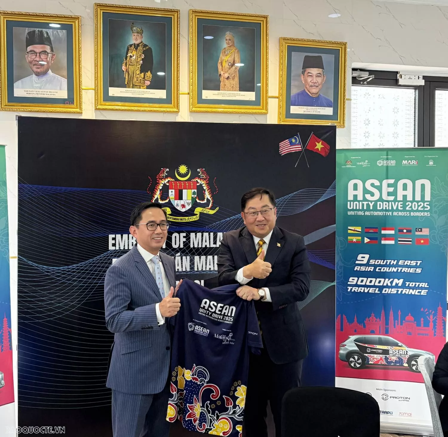 Đại sứ Malaysia tại Việt Nam và Vụ trưởng tuyên bố khởi động hành trình. (Ảnh: Ngọc Anh)