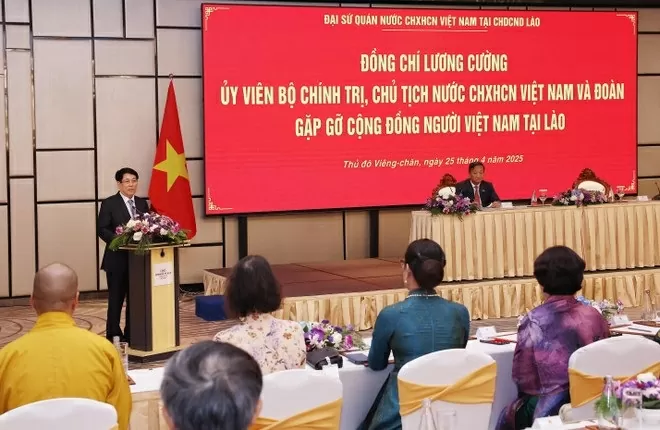 President Luong Cuong meets with representatives of Vietnamese community, businesses in Laos