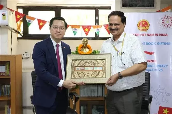 Books on Vietnam, Vietnamese people presented to Indian library Books on Vietnam, Vietnamese people presented to Indian library