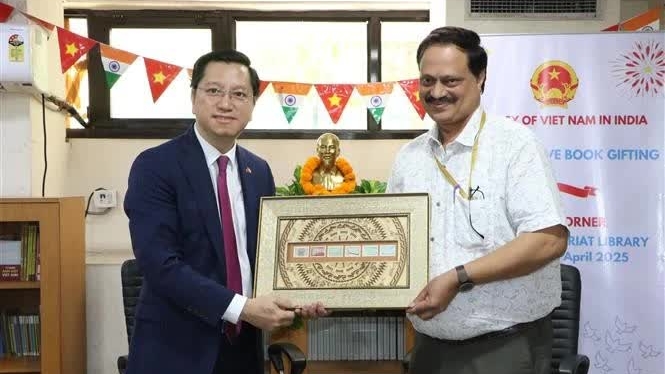 Vietnamese Ambassador presents books on Vietnam, Vietnamese people to India's library