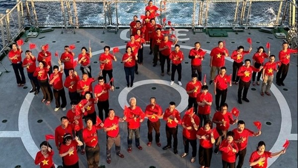 Great solidarity voyage brings more than 60 Overseas Vietnamese to Truong Sa, DK1 platforms