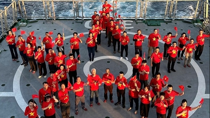 Great solidarity voyage brings more than 60 Overseas Vietnamese to Truong Sa, DK1 platforms