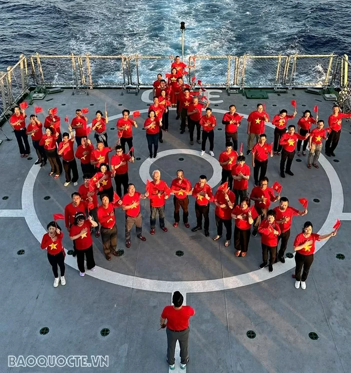 Great solidarity voyage brings more than 60 OVs to Truong Sa, DK1 platforms