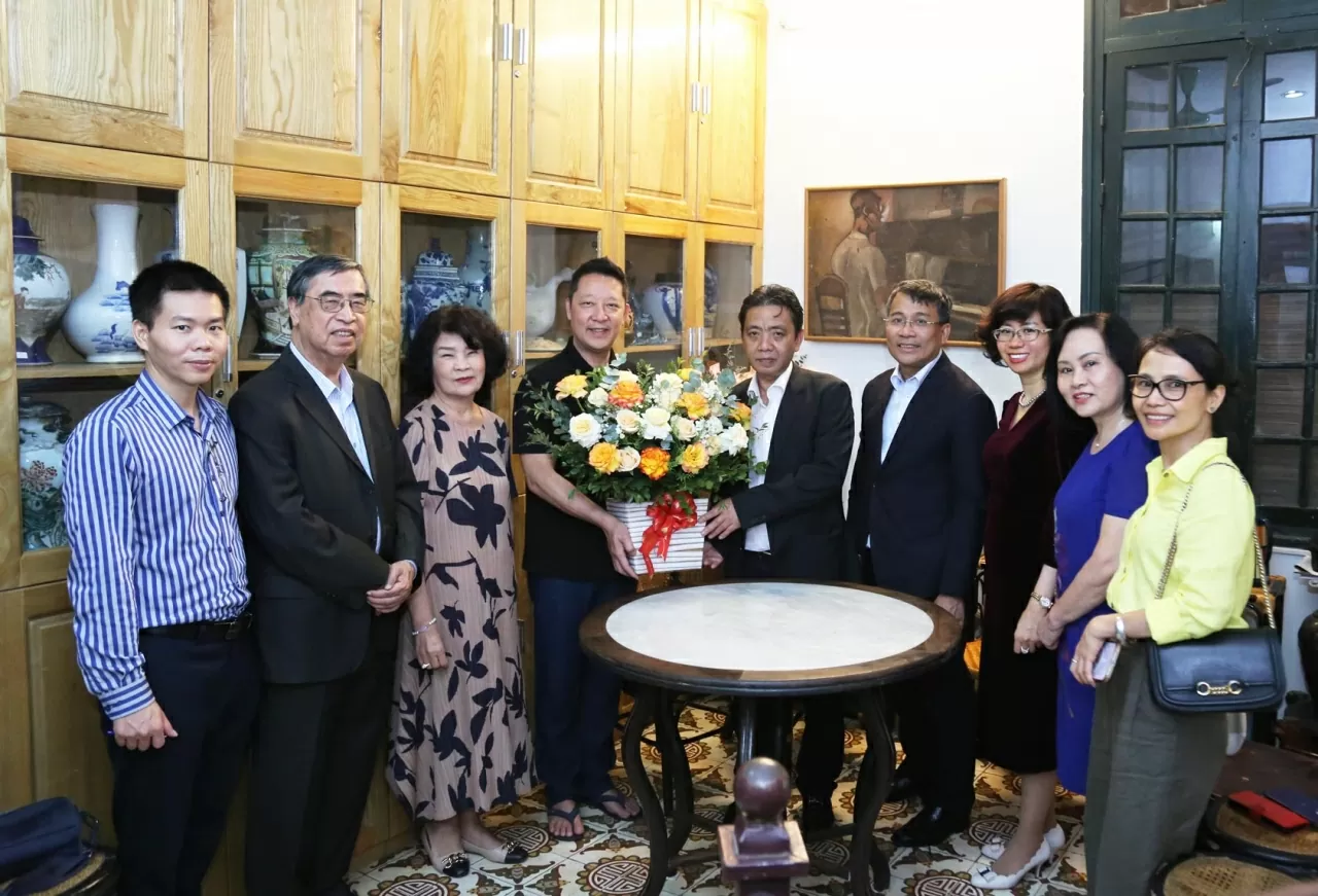 Thứ trưởng Hoàng Đạo Cương thay mặt đoàn gửi tặng gia đình lẵng hoa chúc mừng Giáo sư, Nhạc trưởng Lê Phi Phi (con trai cố Nhạc sĩ Hoàng Vân) nhân dịp Bộ sưu tập của Nhạc sĩ Hoàng Vân chính thức được UNESCO ghi danh vào Danh mục Di sản Tư liệu Thế giới. (