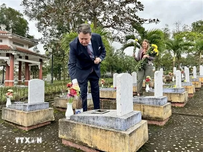 US Ambassador to Vietnam Marc E. Knapper offers incense at the graves of fallen soldiers at the National Road 9 Martyrs’ Cemetery in Quang Tri province. (Photo: VNA)