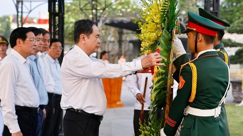NA Chairman Tran Thanh Man pays tribute to fallen heroes in Quang Tri province