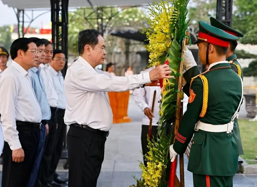 NA Chairman Tran Thanh Man pays tribute to fallen heroes in Quang Tri province NA Chairman Tran Thanh Man pays tribute to fallen heroes in Quang Tri province