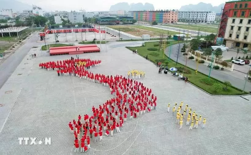 Students form Vietnam map and national flag by Bai Tu Long bay