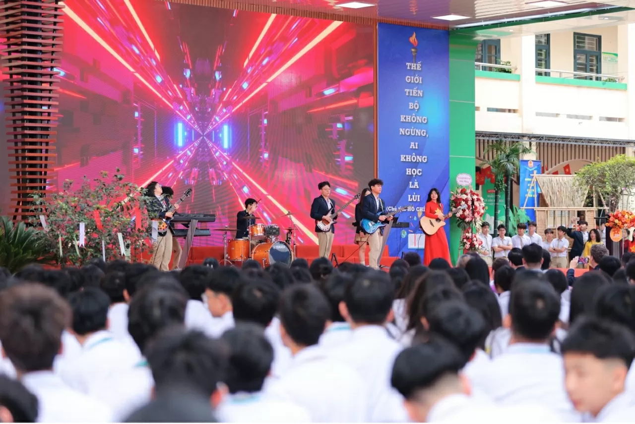 Các em học sinh trường THPT Phan Huy Chú biểu diễn văn nghệ chào mừng sự kiện. Các em học sinh trường THPT Phan Huy Chú biểu diễn văn nghệ chào mừng sự kiện.
