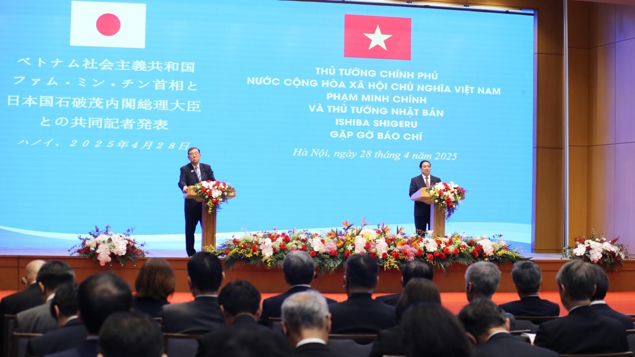 Vietnam, Japan Prime Ministers hold joint press conference on outcomes of their talks in Hanoi