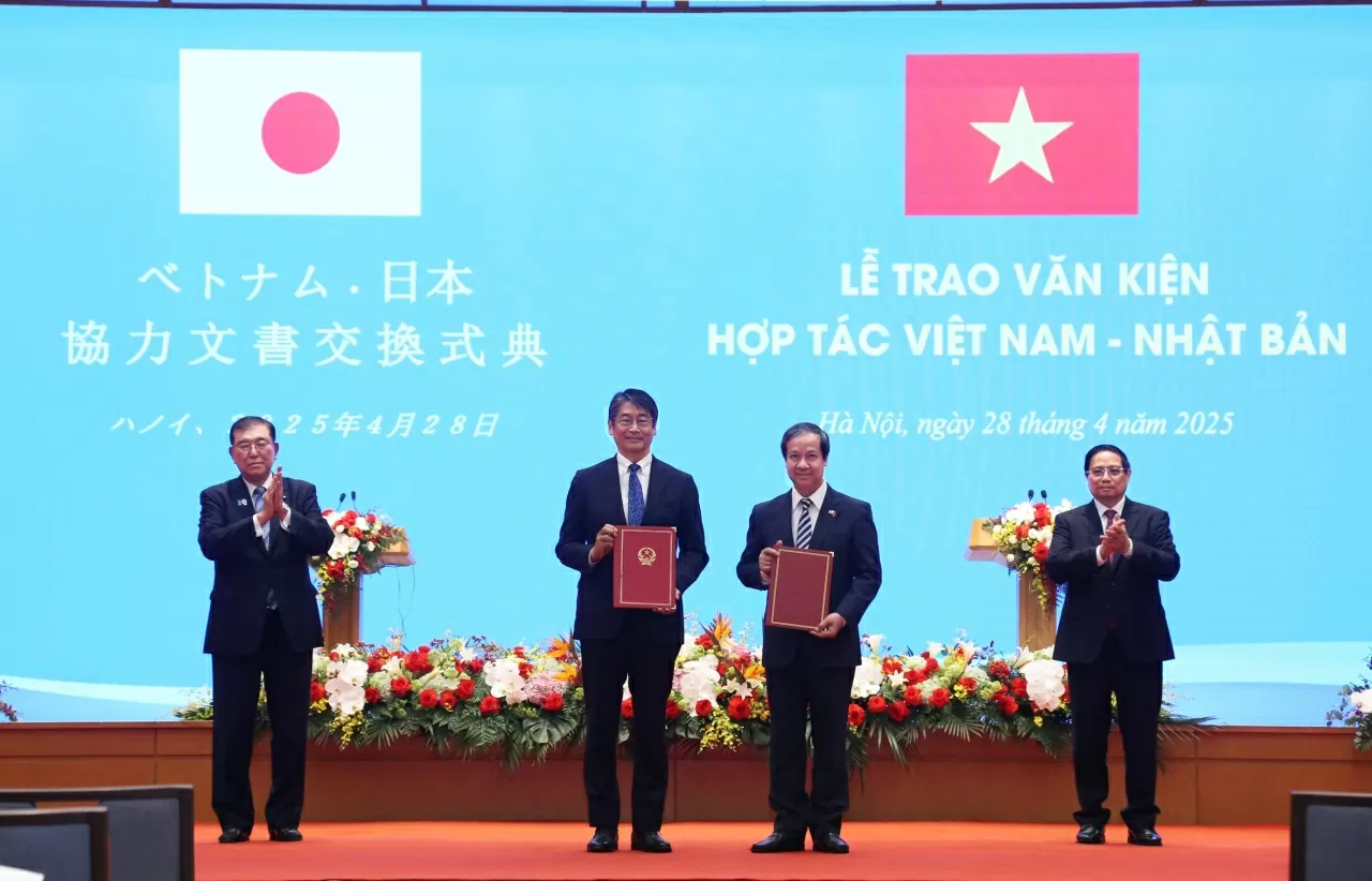 Vietnam, Japan Prime Ministers hold joint press conference on outcomes of their talks in Hanoi