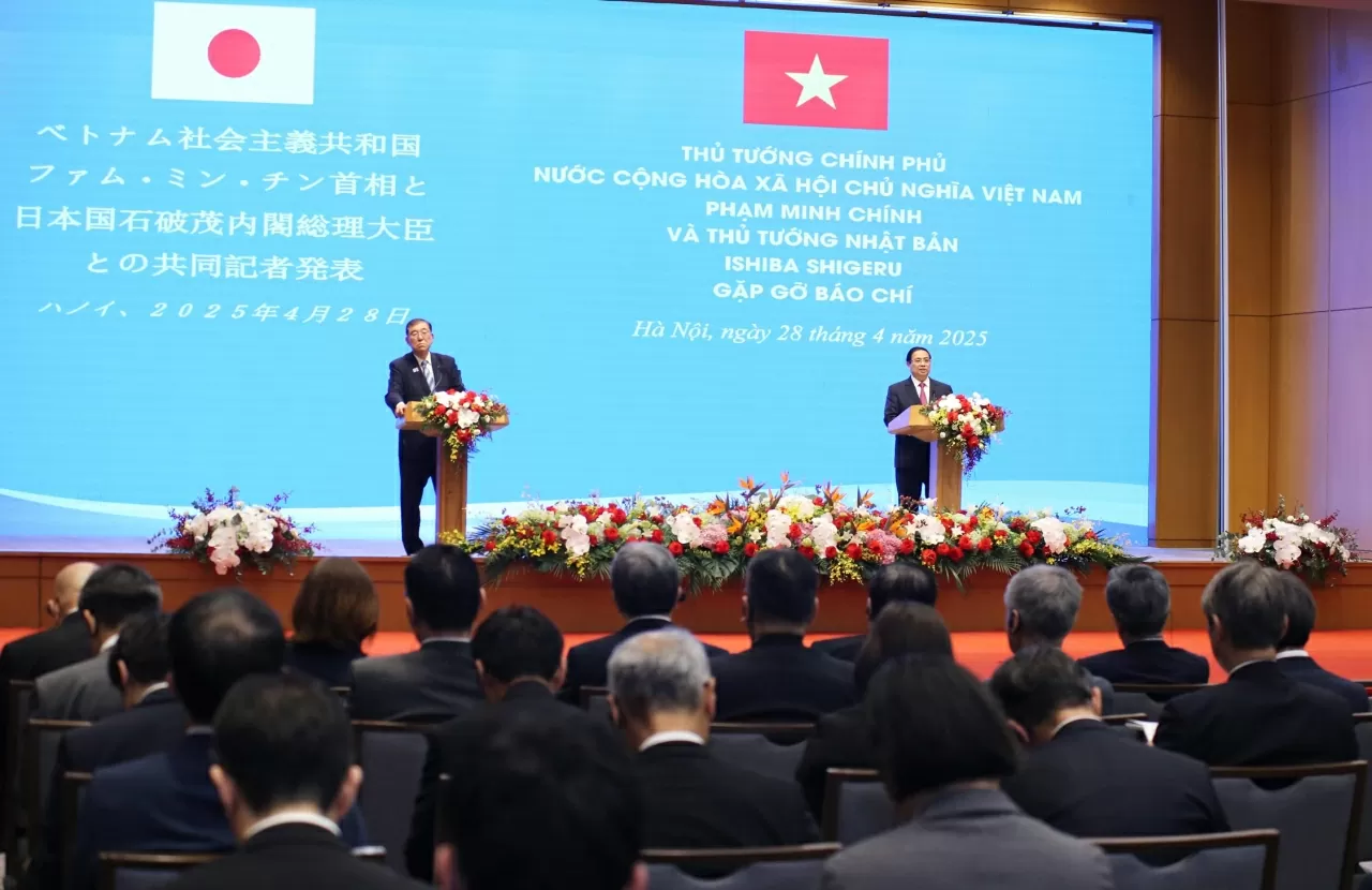 Vietnam, Japan Prime Ministers hold joint press conference on outcomes of their talks in Hanoi Vietnam, Japan Prime Ministers hold joint press conference on outcomes of their talks in Hanoi