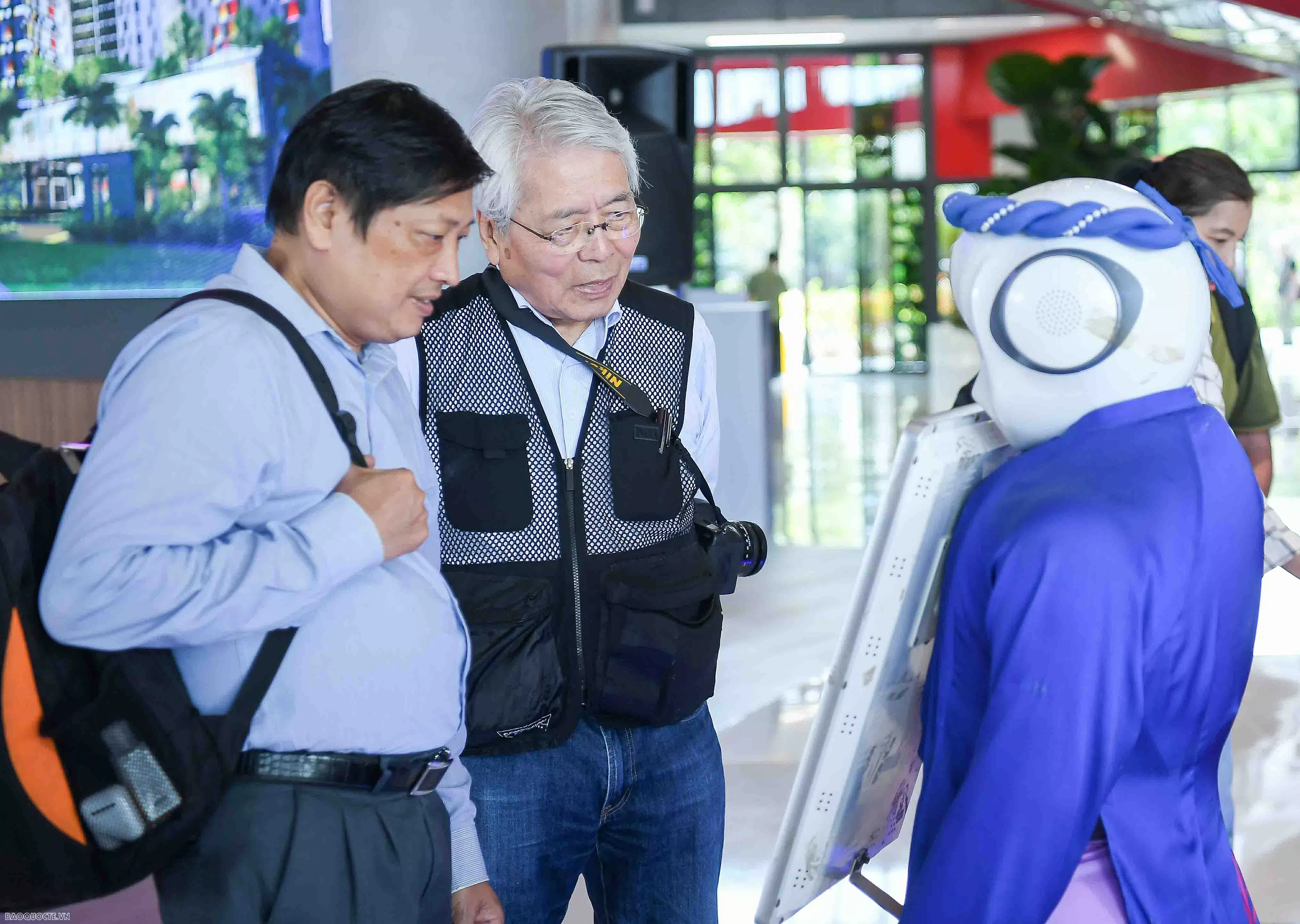 50th anniversary of national reunification: War correspondents return to nurture ties with Vietnam