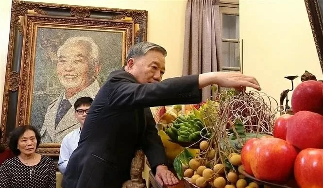 Party General Secretary To Lam pays floral tributes to revered military leaders Party General Secretary To Lam pays floral tributes to revered military leaders